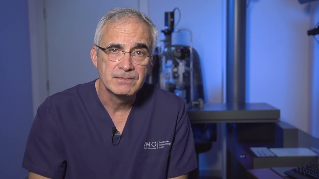 What does Dr. Rafael Navarro advise patients with AMD?