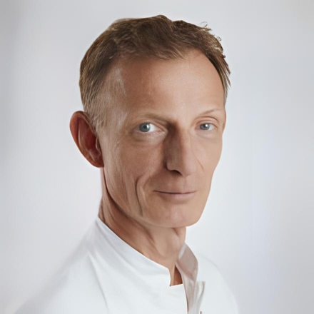 Dr. med. Arpad von Moers