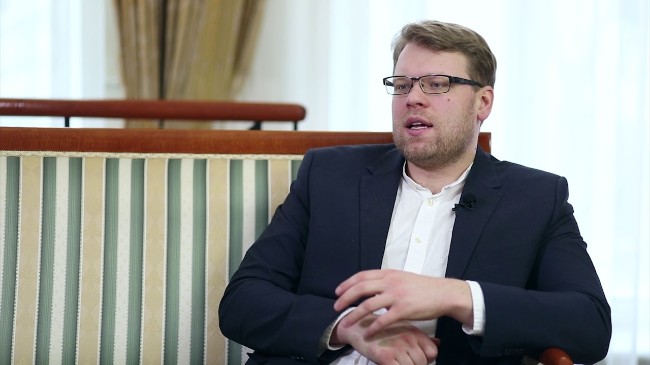 When is a facial fat transplant recommended?