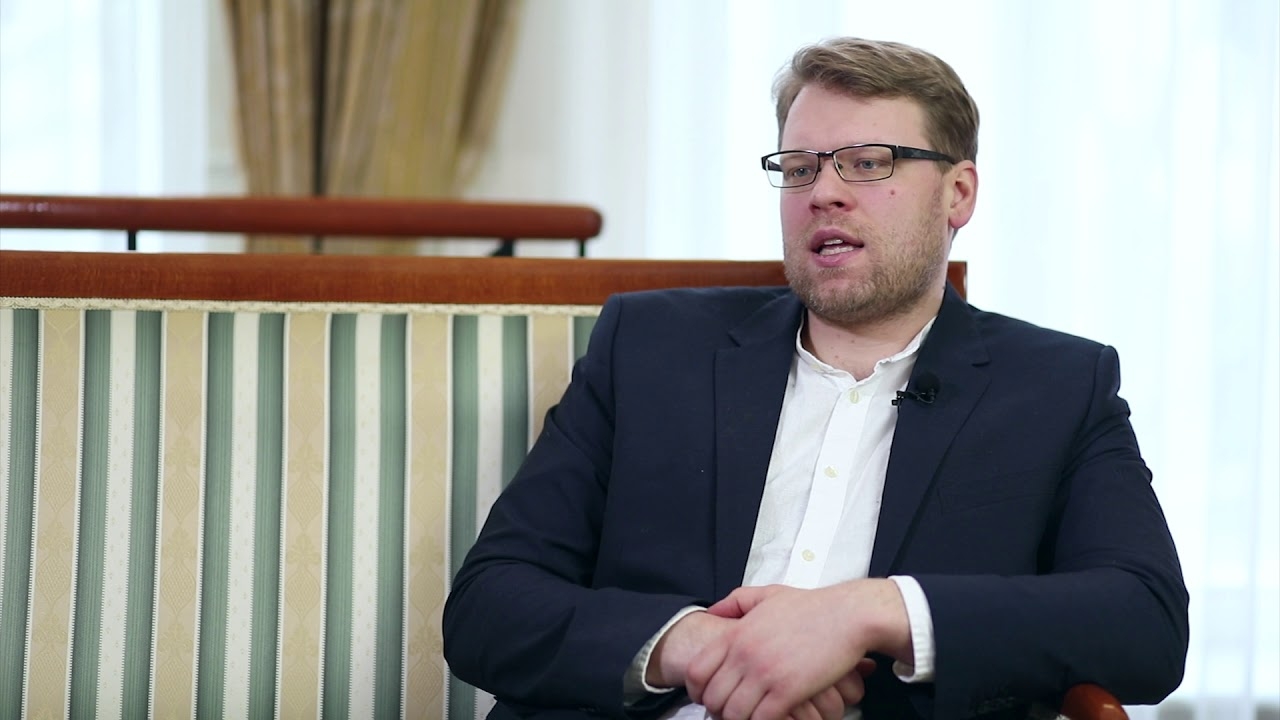 When is it recommended to carry out joint lifting operations for the upper eyelids and eyebrows?